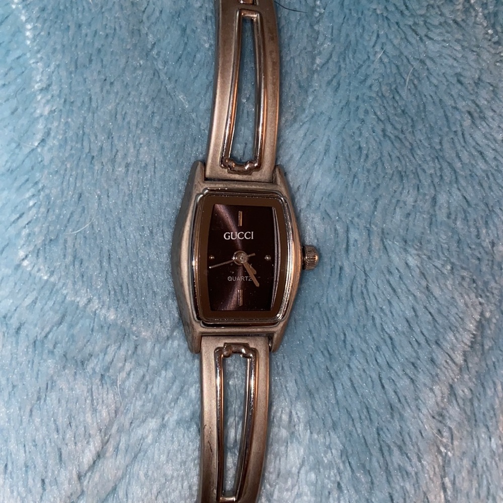 “Gucci” quartz vintage ladies watch silver tone w clasp. No serial number.